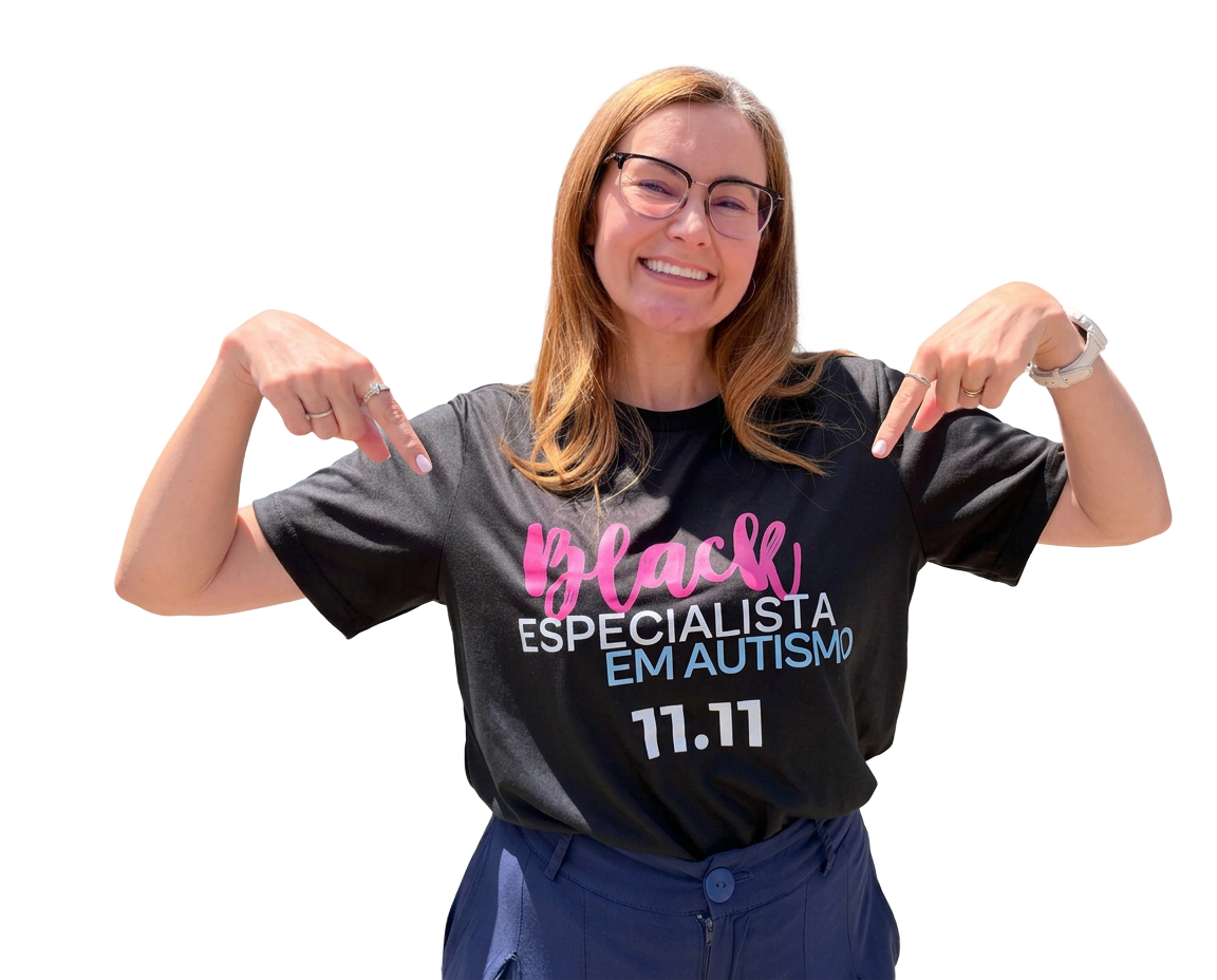 Dra. Aline Abreu sorrindo com a camiseta da Black Especialista em Autismo